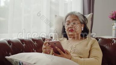 老年妇女在听智能手机音乐时打瞌睡